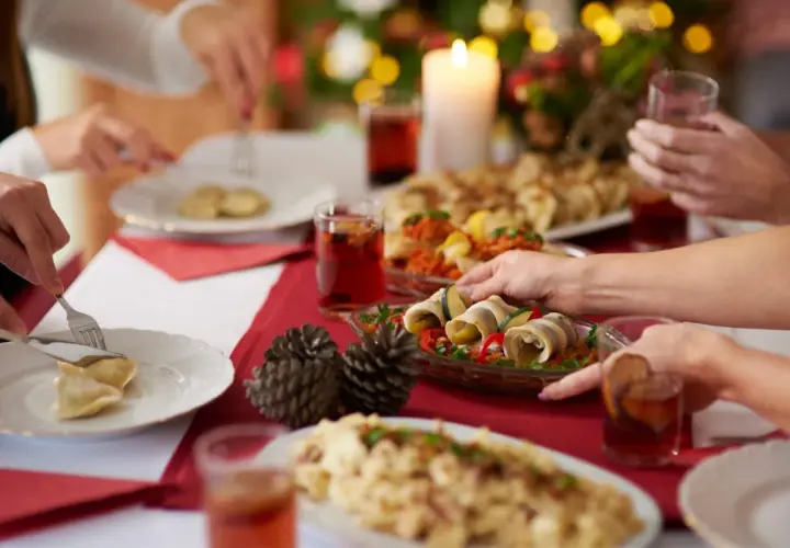 Rodzinne święta, zastanawiasz się, ile kosztuje catering świąteczny? Na stole pierogi, śledzie i gorące napoje.