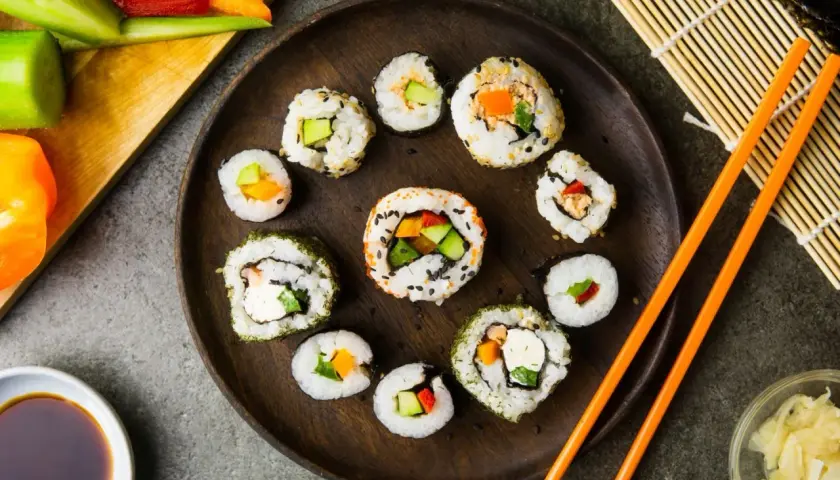 Z czym zrobić sushi wegetariańskie? Odkryj pyszne składniki i przepisy