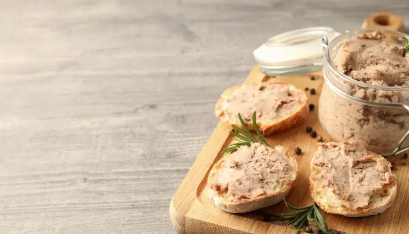 Smalec, czyli pasztet z wątróbki, na kromkach chleba z rozmarynem i pieprzem.