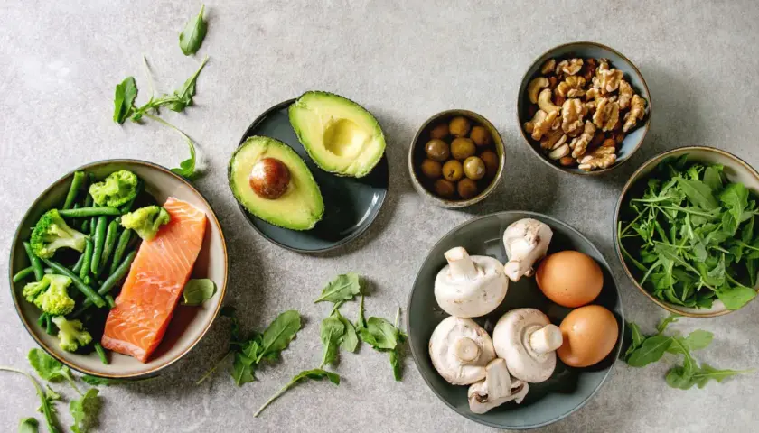 Składniki na dietę keto: łosoś, warzywa, awokado, jajka, grzyby, orzechy i oliwki. To właśnie keto co to za dieta?