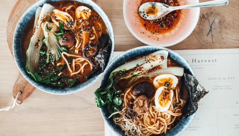 Jak zrobić ramen wegetariański, który zachwyci smakiem i zdrowiem