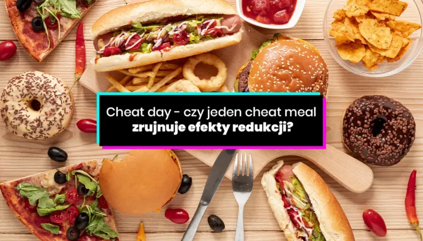 Cheat day – czy jeden cheat meal rujnuje efekty redukcji? Talerz pełen fast foodów: pizza, burgery, frytki, hot dogi, pączki i chipsy.