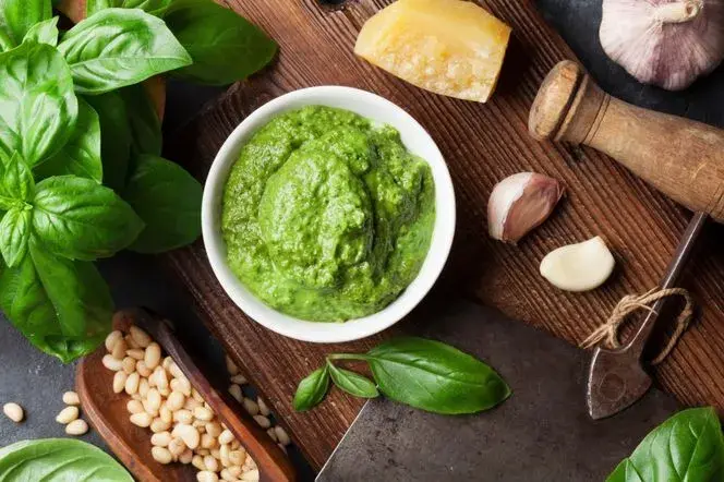Czy pesto jest dietetyczne? Odkryj prawdę o jego kaloriach i składnikach