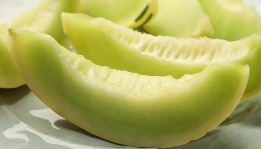 Soczyste kawałki zielonego melona na talerzu. Czy melon jest lekkostrawny? Tak, to świetny wybór na zdrową przekąskę.