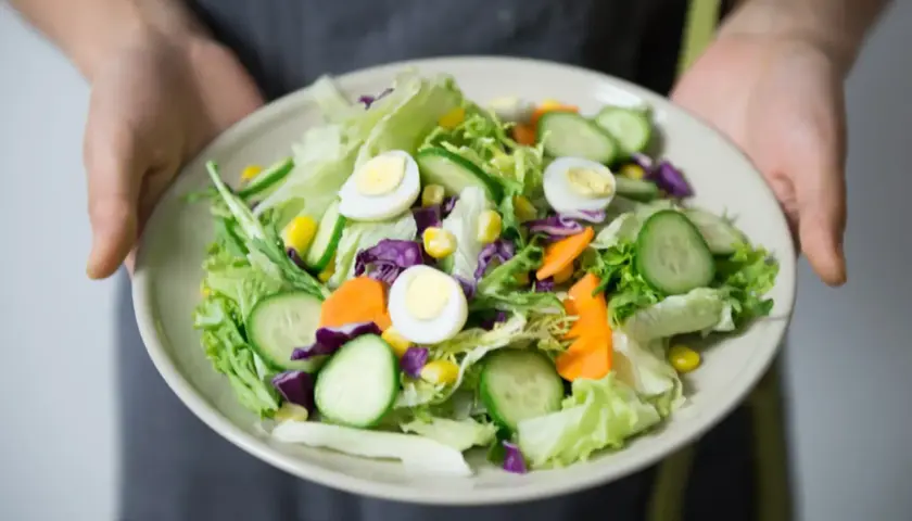 Kolorowa sałatka z jajkiem, ogórkiem, marchewką i kukurydzą – idealne menu dla cukrzyka.