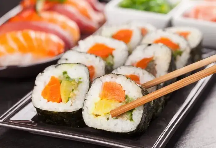 Czy sushi jest dietetyczne? Odkryj zdrowe i kaloryczne pułapki
