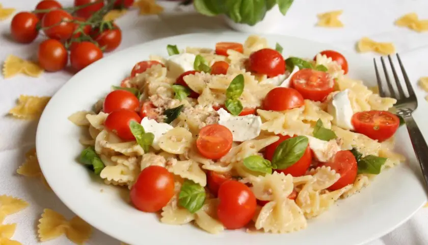 Makaron farfalle z pomidorkami koktajlowymi i mozzarellą. Proste przepisy na kuchnię śródziemnomorską.