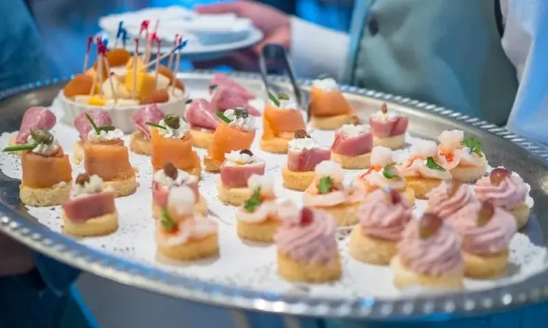 Czy od cateringu można odliczyć VAT? Sprawdź, jak uniknąć błędów