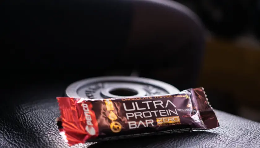 Baton proteinowy przed czy po treningu - co wybrać dla lepszej regeneracji?
