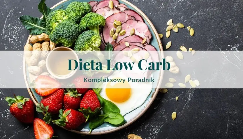 Talerz z jajkiem sadzonym, szynką, brokułami, truskawkami i orzeszkami ziemnymi. Idealny posiłek na dieta bez węglowodanów i cukrów.