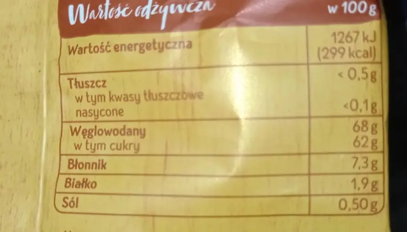 Tabela wartości odżywczych suszonych jabłek: 299 kcal w 100g, 68g węglowodanów, 62g cukrów.