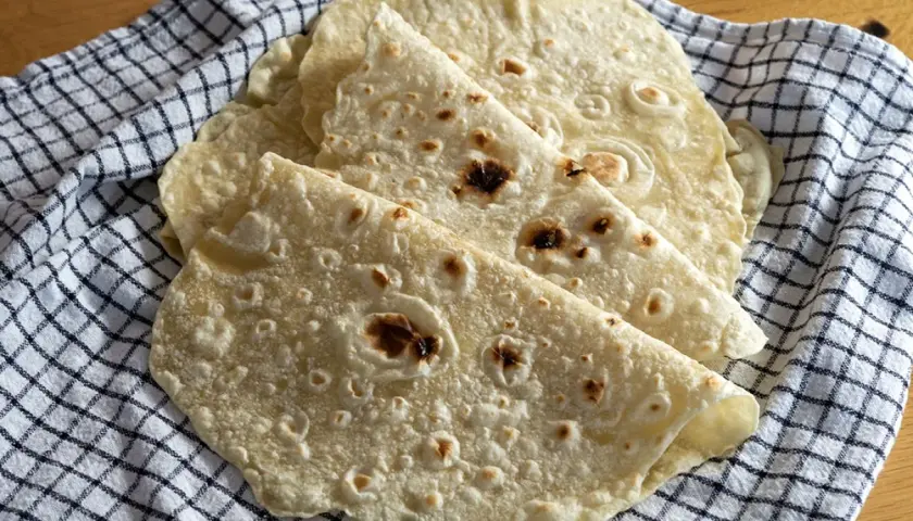 Świeżo upieczone tortille, idealne do wrapów. Zobacz, jak zrobić tortille krok po kroku!