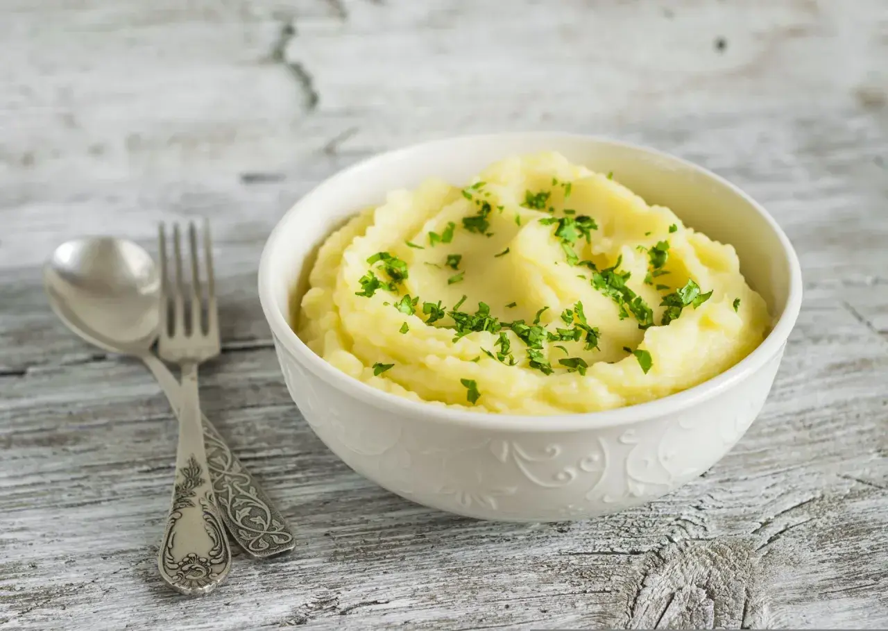 Puszyste puree ziemniaczane z natką pietruszki. Czy puree ziemniaczane jest zdrowe? Zależy od dodatków!