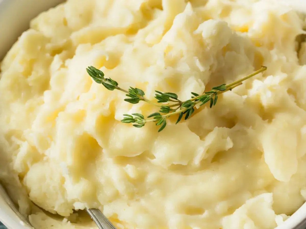 Puszyste puree ziemniaczane, idealne do podania. Dowiedz się, jak zrobić puree z ziemniaków krok po kroku.