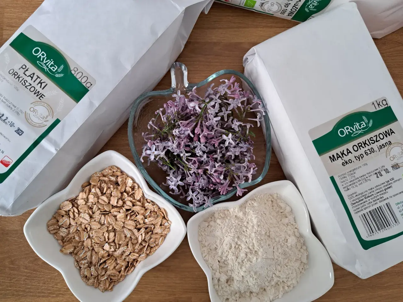 Mąka orkiszowa, płatki orkiszowe i kwiaty bzu. Czy mąka orkiszowa ma gluten? Tak, orkisz zawiera gluten.