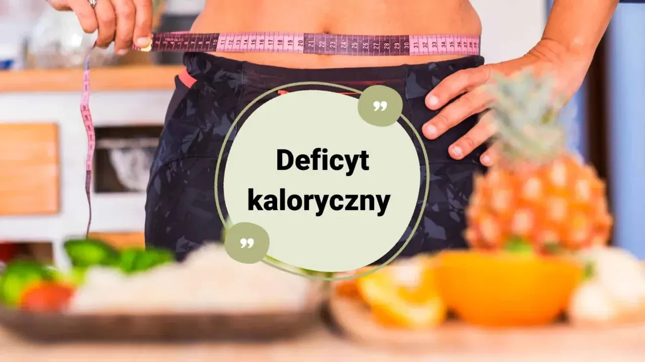 Kobieta mierzy talię centymetrem, symbolizując osiągnięcie celu dzięki deficytowi kalorycznemu. Na pierwszym planie owoce i warzywa.