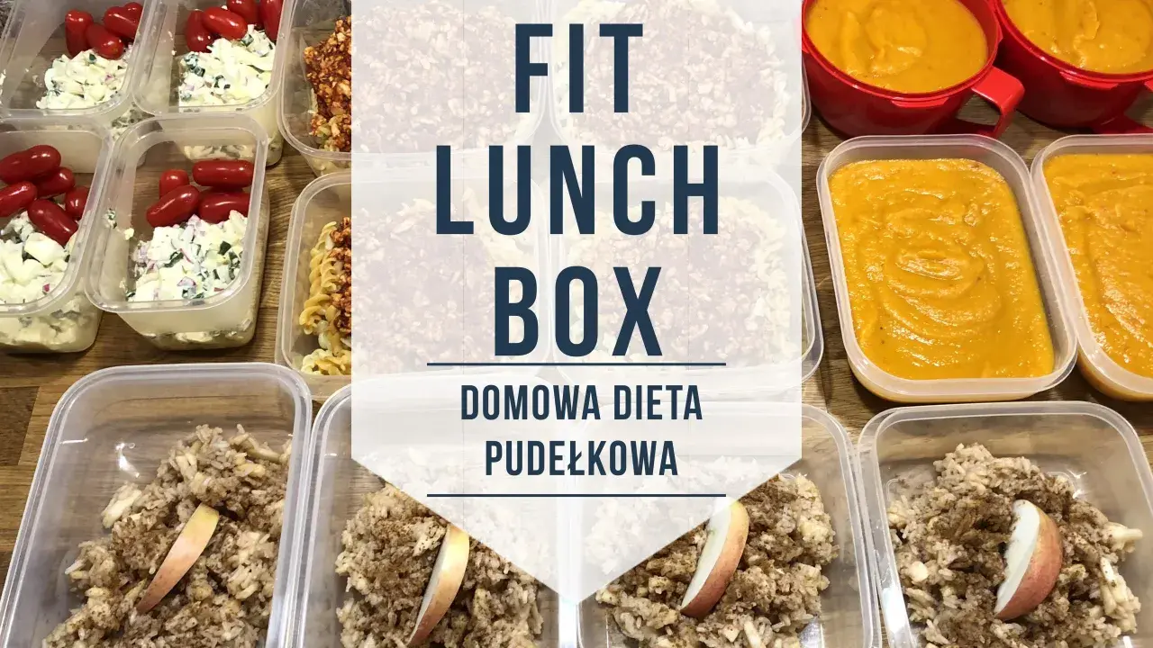 Gotowe posiłki w pojemnikach, idealne na fitness lunch box. Domowa dieta pudełkowa z ryżem, jajecznicą i zupą krem.