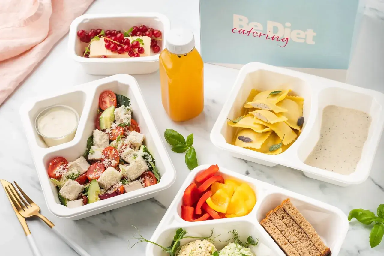 Pyszne posiłki z BeDiet catering – idealna dieta pudełkowa Wejherowo. Sałatka, ravioli, deser i sok.