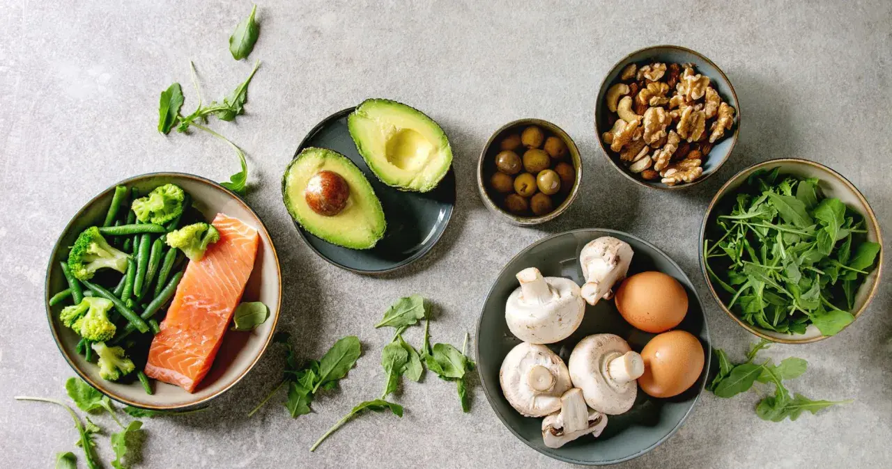 Składniki na dietę keto: łosoś, warzywa, awokado, jajka, grzyby, orzechy i oliwki. To właśnie keto co to za dieta?