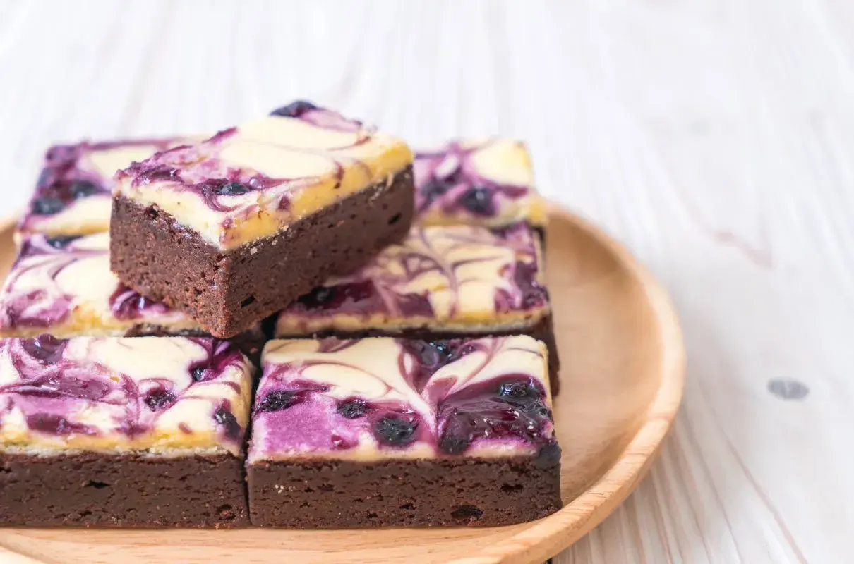 Czekoladowe brownie z kremowym serkiem i jagodami. Idealne ciasto mało kaloryczne na deser.