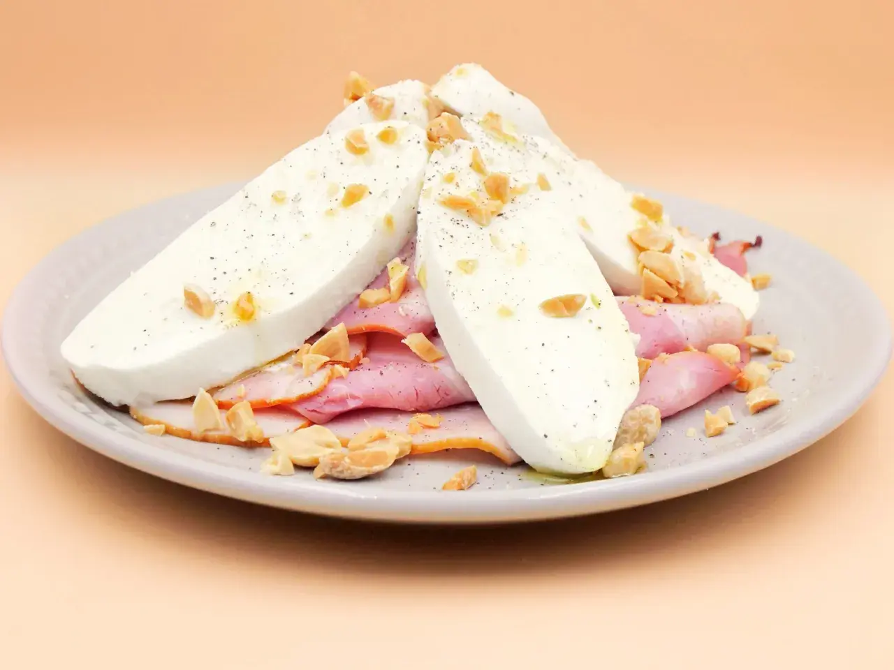 Keto-friendly przekąska: plastry mozzarelli z szynką i orzechami. Czy mozzarella jest keto? Tak, jest idealna!