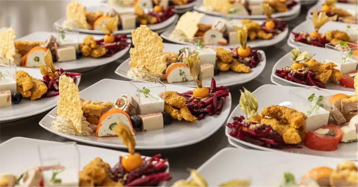 Jak wygląda catering do domu? Praktyczne informacje i porady