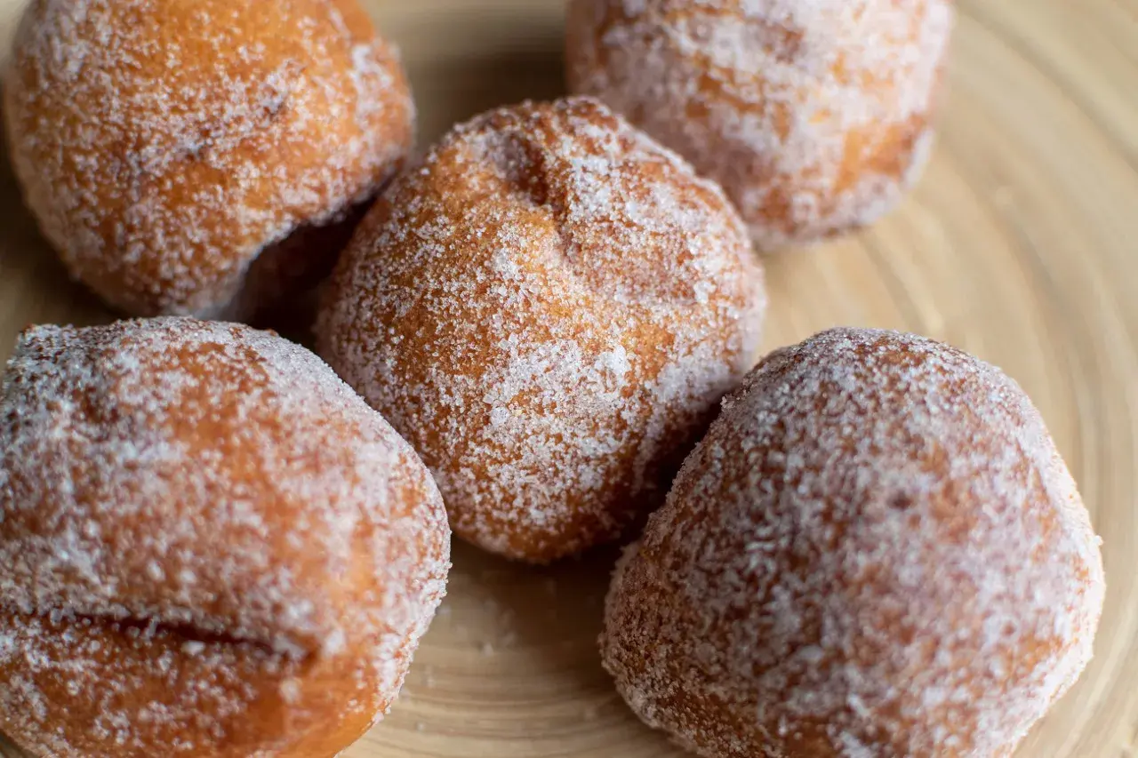 Puszyste paczki z batatów, obtoczone w cukrze, kuszą swoim apetycznym wyglądem.