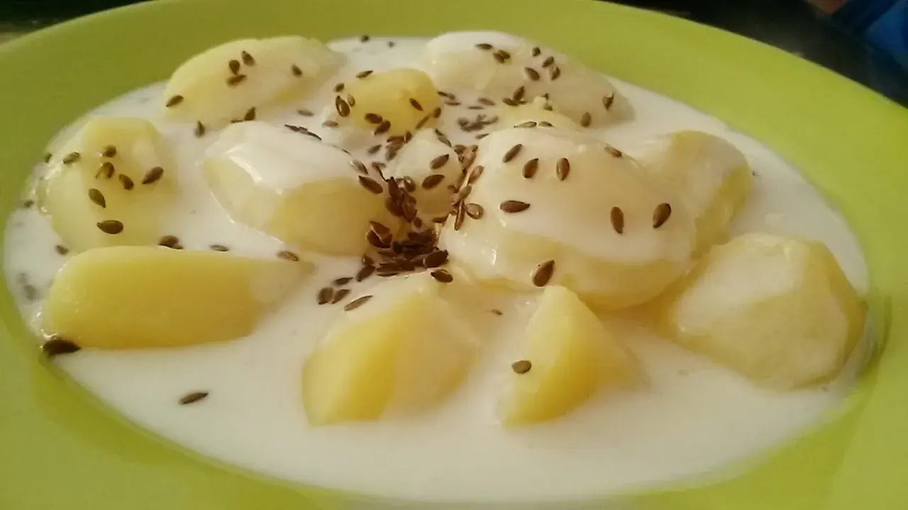 Ziemniaki w kefirze z siemieniem lnianym, idealne na dietę ziemniaki i kefir. Proste, zdrowe i sycące danie.