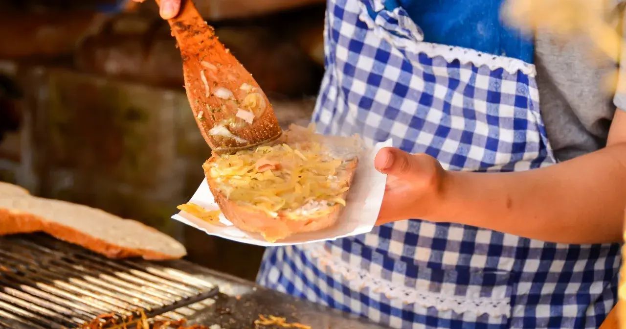 Smaczna kanapka z kapustą i smalcem, choć może podnosić cholesterol, kusi z drewnianej łopatki.
