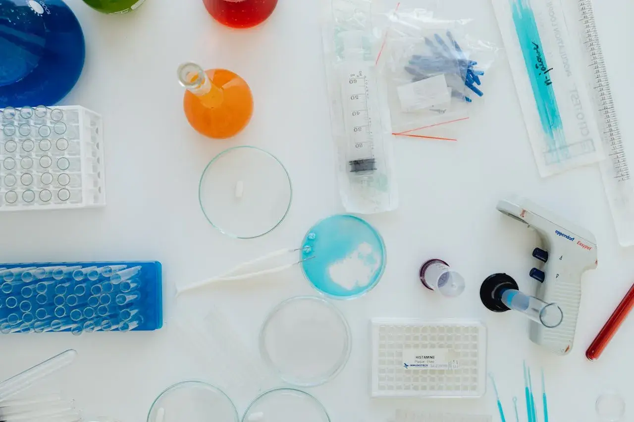 Laboratorium bada kawę i jej wpływ na histaminę. Widoczne probówki, pipety, płytki z oznaczeniem "HISTAMINE" i inne akcesoria laboratoryjne.