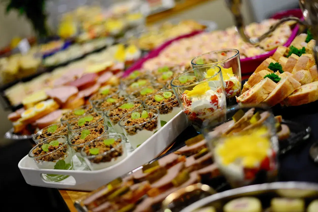 Pyszne przekąski i desery na imprezy w Warszawie. Catering Warszawa imprezy to gwarancja udanego przyjęcia.