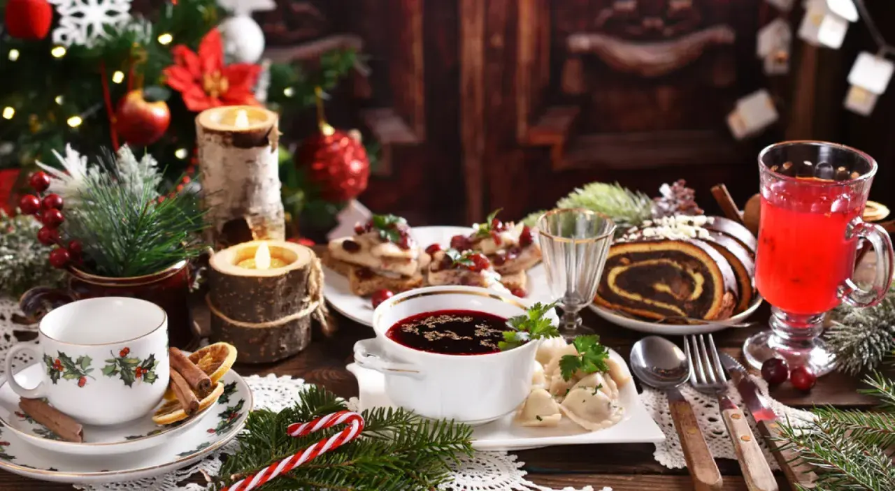 Wigilijny stół z barszczem, uszkami, makowcem i gorącym napojem. Zastanawiasz się, ile kosztuje catering wigilijny?