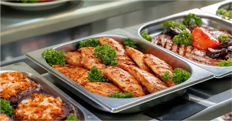 Ile kosztuje catering na 15 osób? Sprawdź ceny i oferty, aby zaoszczędzić