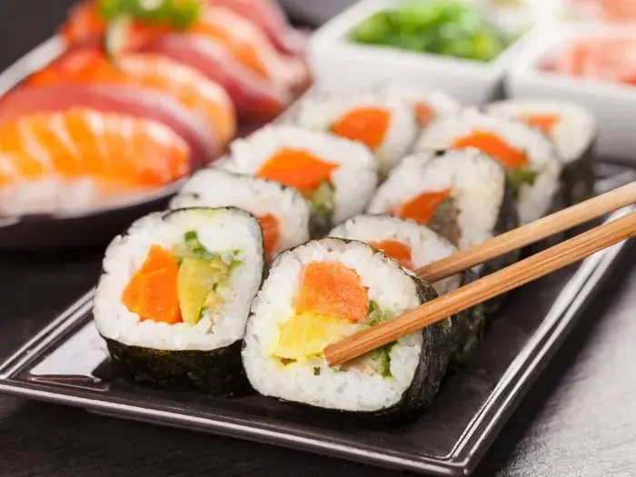 Czy sushi jest dietetyczne? Odkryj zdrowe i kaloryczne pułapki