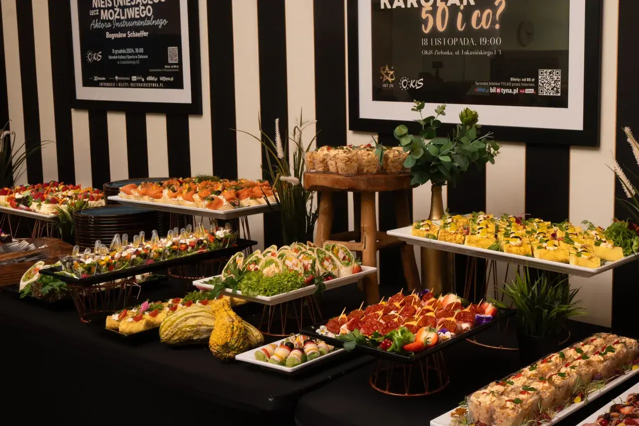 Elegancki catering na 100 osób: przystawki, sałatki, mini-roladki. Ceny zaczynają się od 100 zł za bilet.