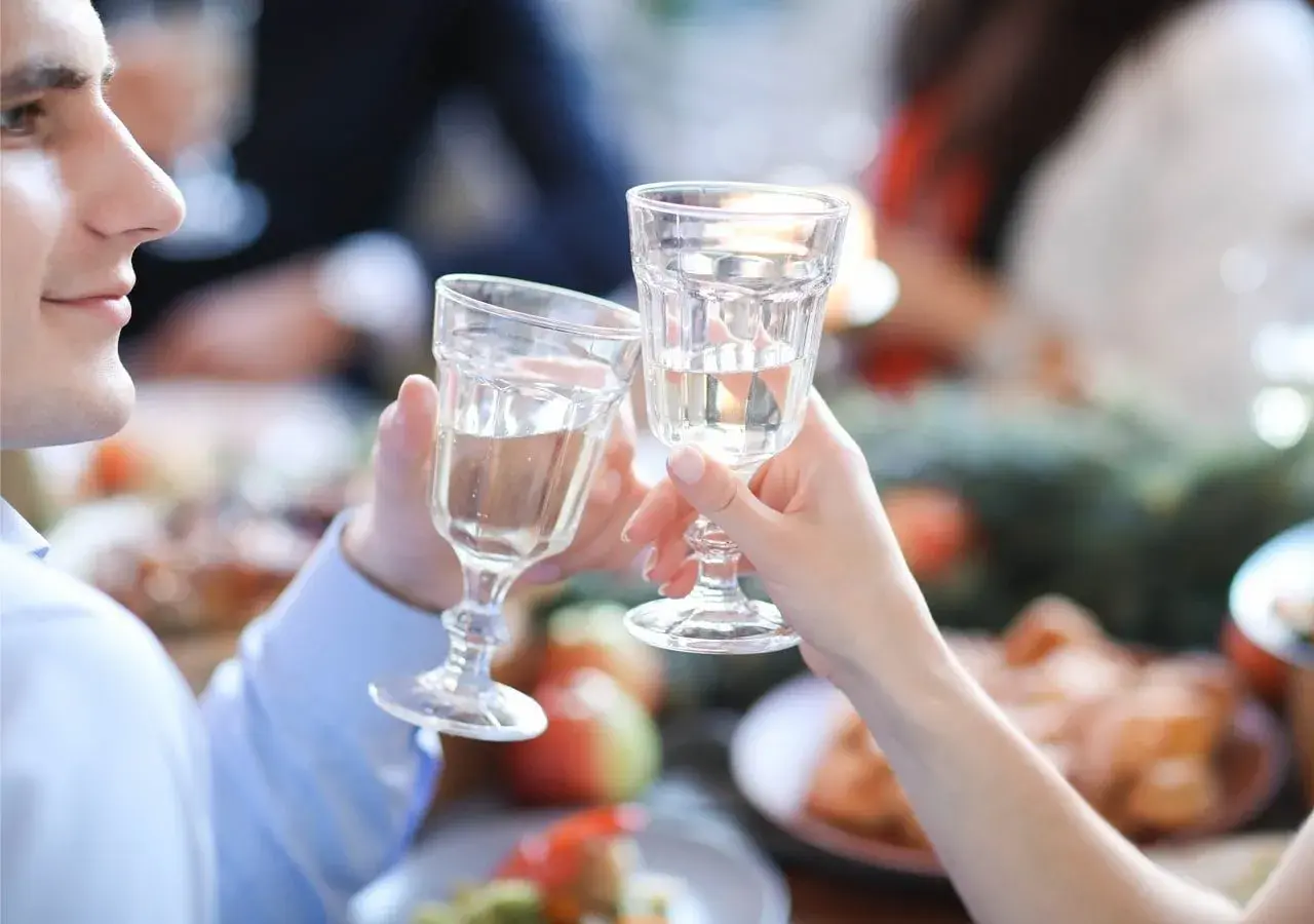 Para celebrar, wznosimy toast. Tak działa catering: bez stresu, z pysznym jedzeniem i w dobrym towarzystwie.