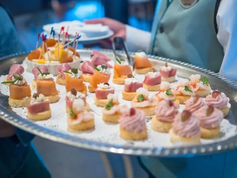 Czy od cateringu można odliczyć VAT? Sprawdź, jak uniknąć błędów