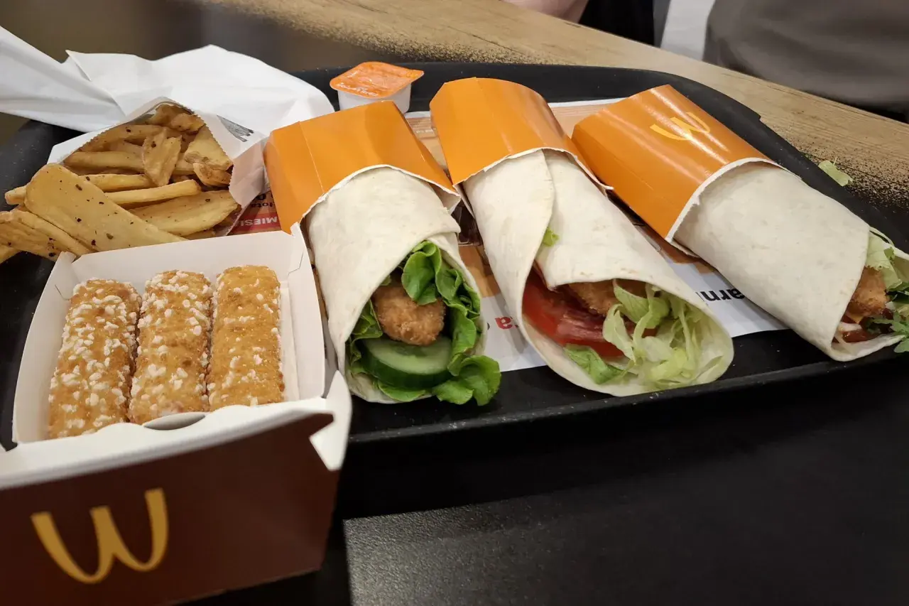 Trzy wrapy z kurczakiem i warzywami, frytki i nuggetsy. Czy wrap z mąki jest zdrowy? Zależy od składników i sposobu przygotowania.