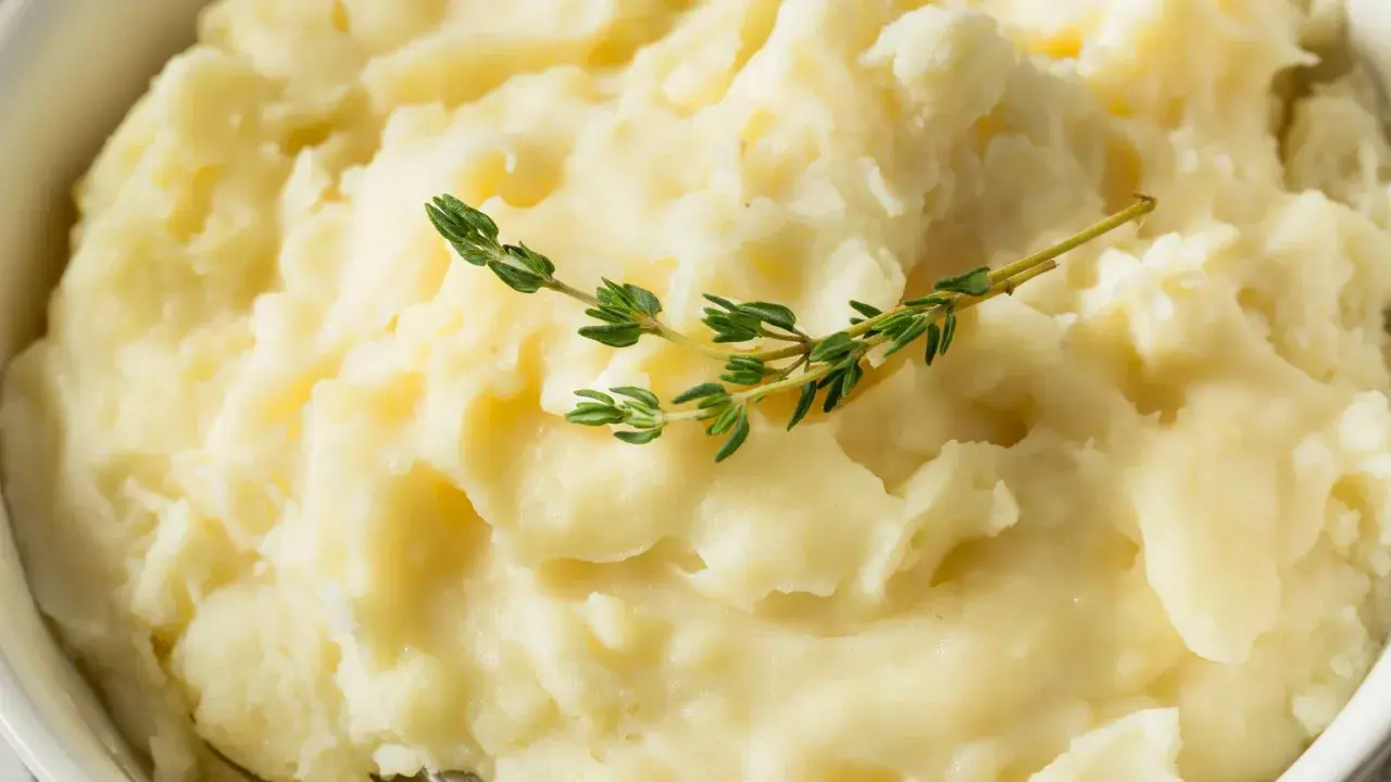 Jak zrobić idealne purée ziemniaczane? Dodaj jeden składnik, a uzyskasz kremową konsystencję. Gałązka tymianku dodaje świeżości.