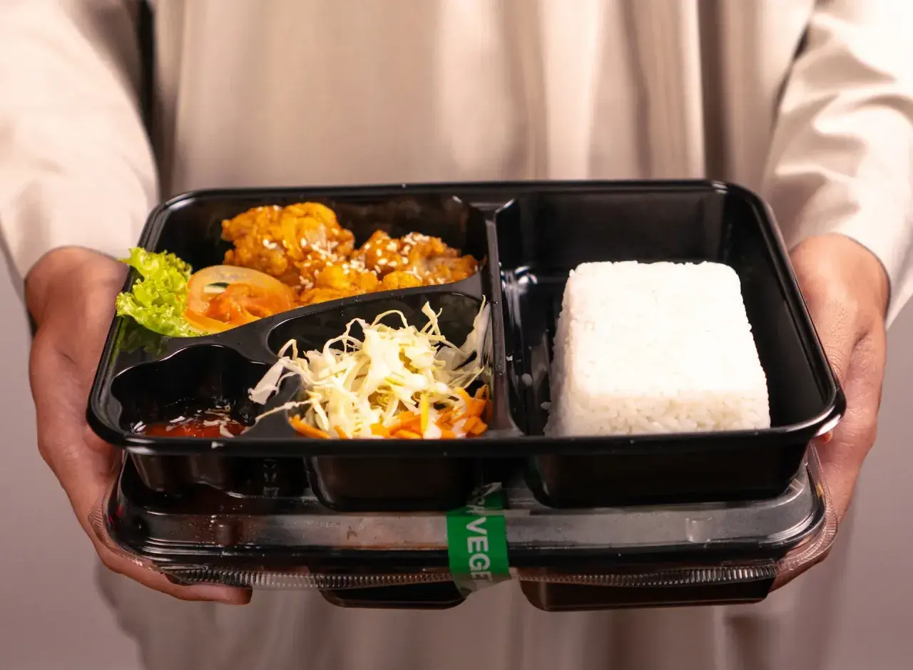 Pyszne danie z kurczakiem, ryżem i surówką. Zamów catering dietetyczny Lubartów i ciesz się zdrowym posiłkiem!