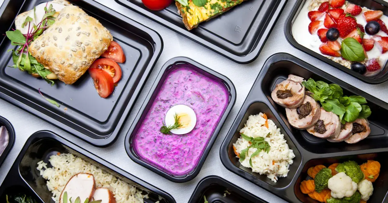 Pyszne posiłki z cateringu slim dieta: kanapka, chłodnik, jogurt z owocami, mięso z ryżem i warzywa.