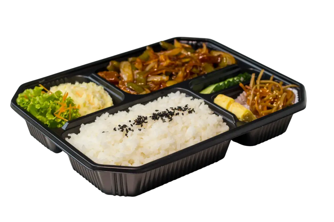 Pudełko z jedzeniem z cateringu: ryż, sałatka, warzywa i mięso. Dowiedz się, jak podgrzewać jedzenie z cateringu, by było pyszne.