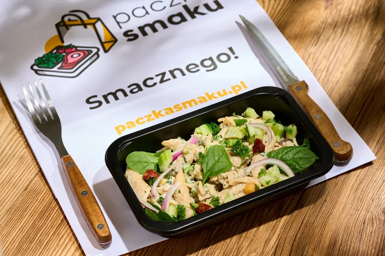 Pyszna dieta pudełkowa Pruszcz Gdański. Sałatka z kurczakiem, makaronem i warzywami w pudełku. Smacznego!