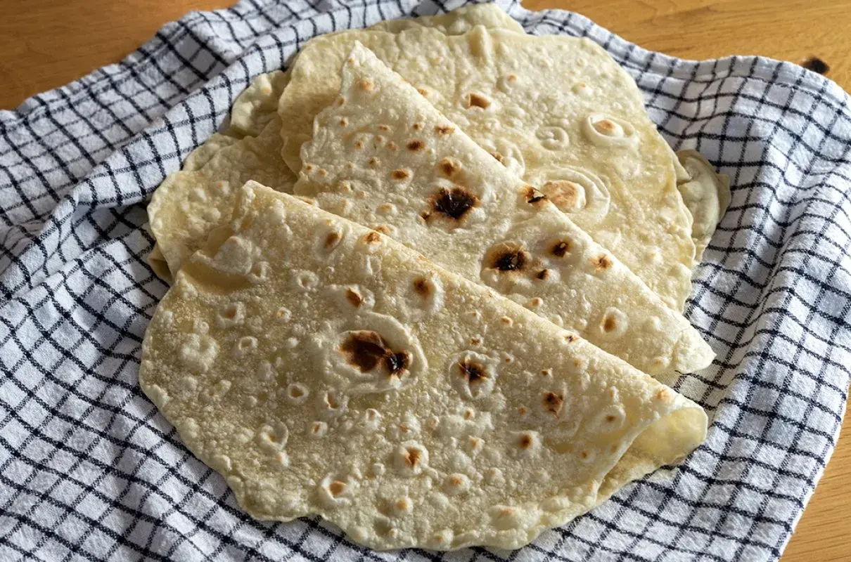 Świeżo upieczone tortille, idealne do wrapów. Zobacz, jak zrobić tortille krok po kroku!