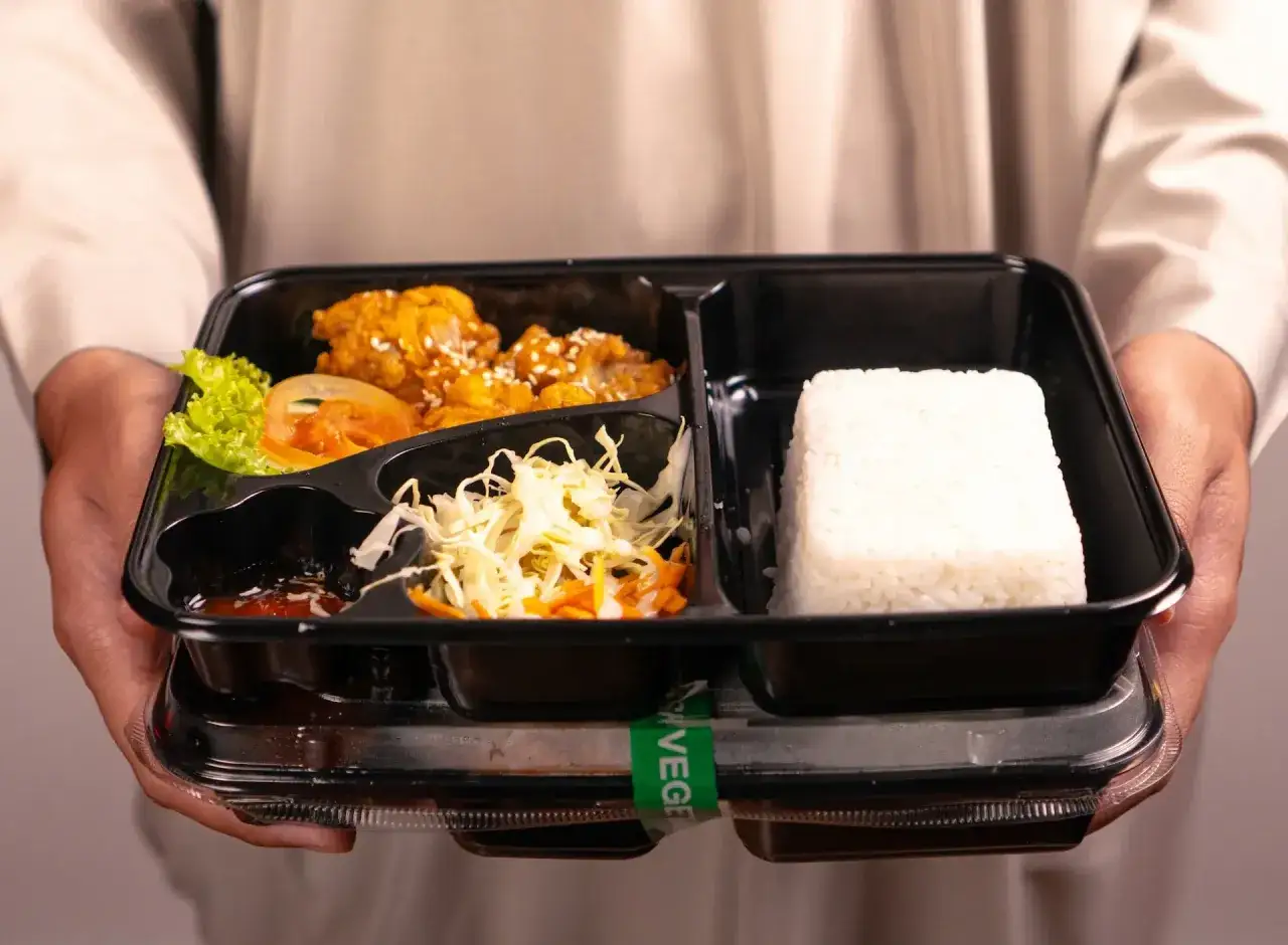 Pyszne danie z kurczakiem i ryżem, idealne na zdrowy posiłek. Zamów catering dietetyczny Lubartów już dziś!