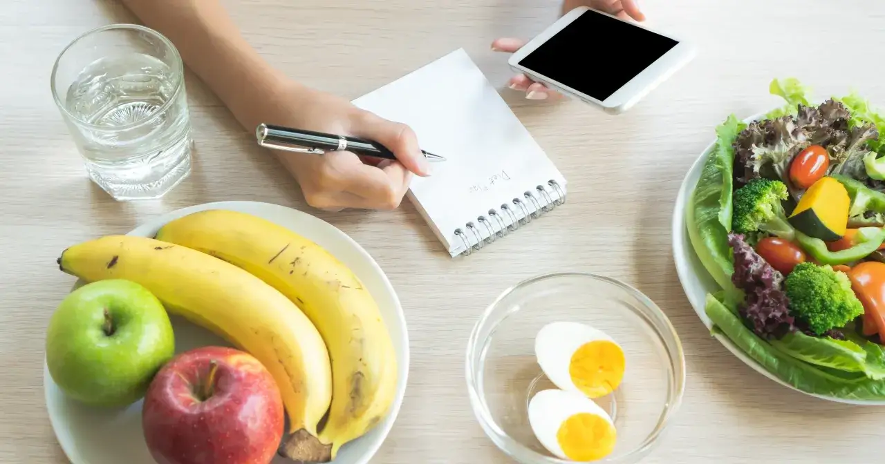 Planowanie posiłków z owocami, warzywami i jajkami, aby osiągnąć ujemny bilans kaloryczny.