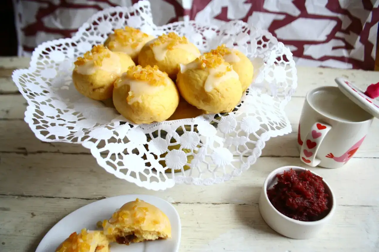 Pyszne paczki z batatów, polane lukrem i posypane kandyzowaną skórką pomarańczową, czekają na spróbowanie.