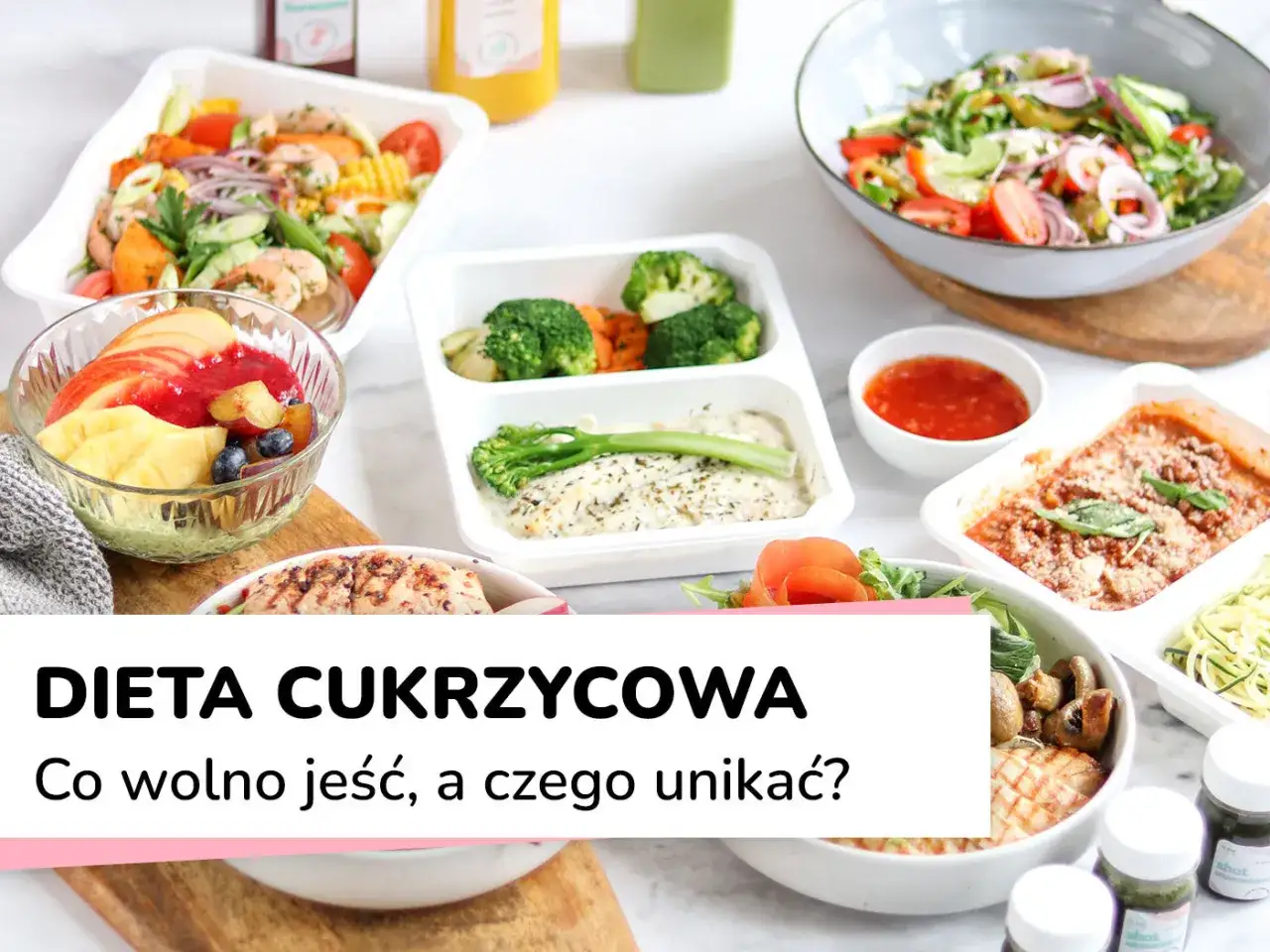 Kolorowe posiłki, w tym sałatki, owoce i dania główne, idealne dla diabetyków. Catering dla diabetyków to smaczne i zdrowe opcje.