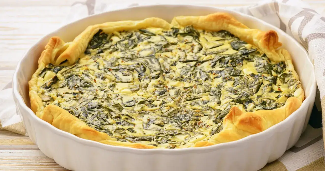 Pyszny quiche ze szpinakiem, idealny przepis na to, jak zrobić szpinak dla cukrzyka. Złociste ciasto i kremowe nadzienie.