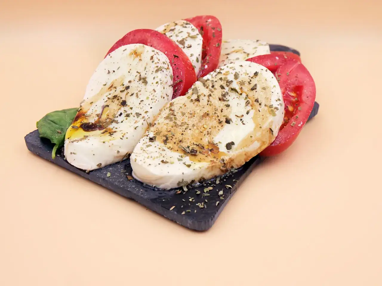 Plastry mozzarelli z pomidorami i bazylią. Czy ser mozzarella jest dobry na odchudzanie? To pyszne danie, które może być częścią diety.